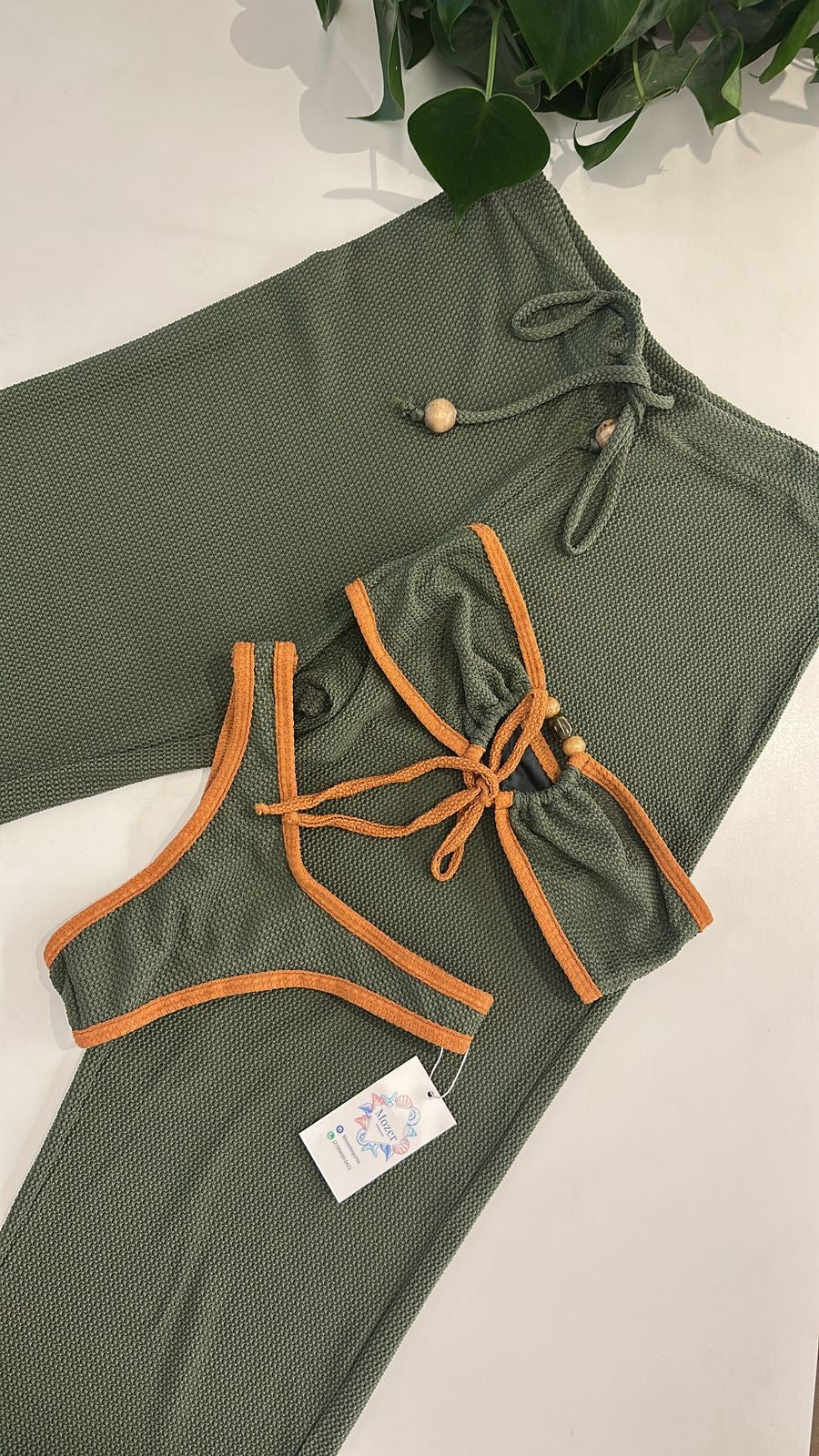 Top amarração com asa delta verde militar com laranja