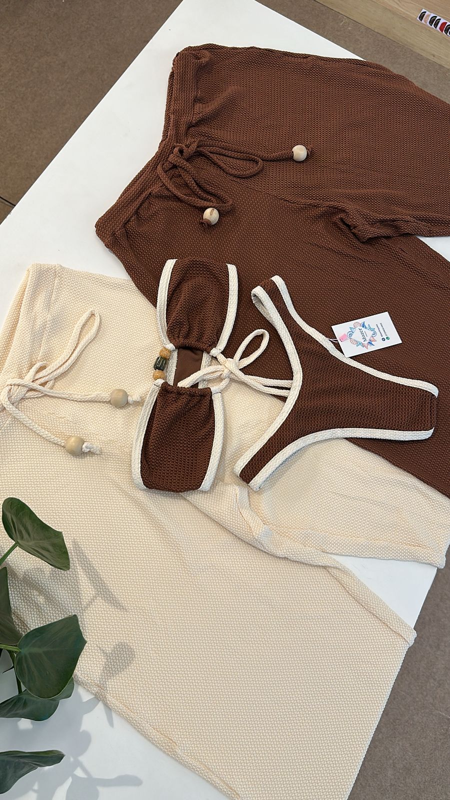 Top amarração marrom com off